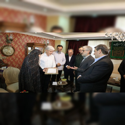 تجلیل وزیر علوم از خانواده شهید نخبه جنگ تحمیلی رمضان