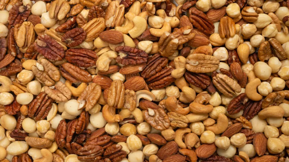 مصرف آجیل چه تأثیری بر رژیم غذایی و بدن دارد